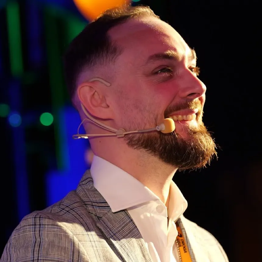 Rafał Kawalerski podczas wystąpienia na scenie
