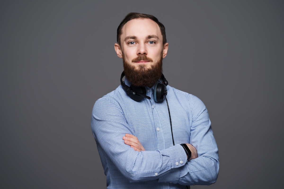 Rafał Kawalerski — DJ aR-Kay (portret ze słuchawkami)
